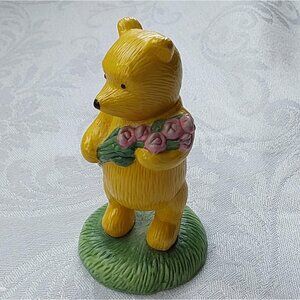 Royal Doulton Winnie the Pooh figurine Thinking of You Bear with Bouquet